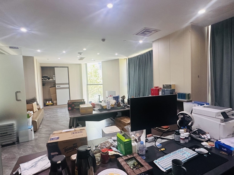 荣安中心出租-1900m²-简单装修