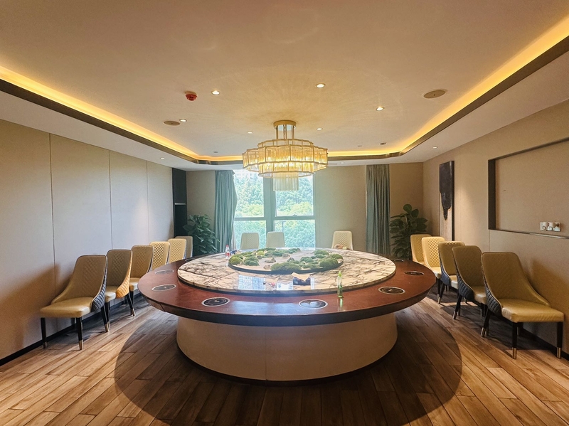 荣安中心出租-1900m²-简单装修